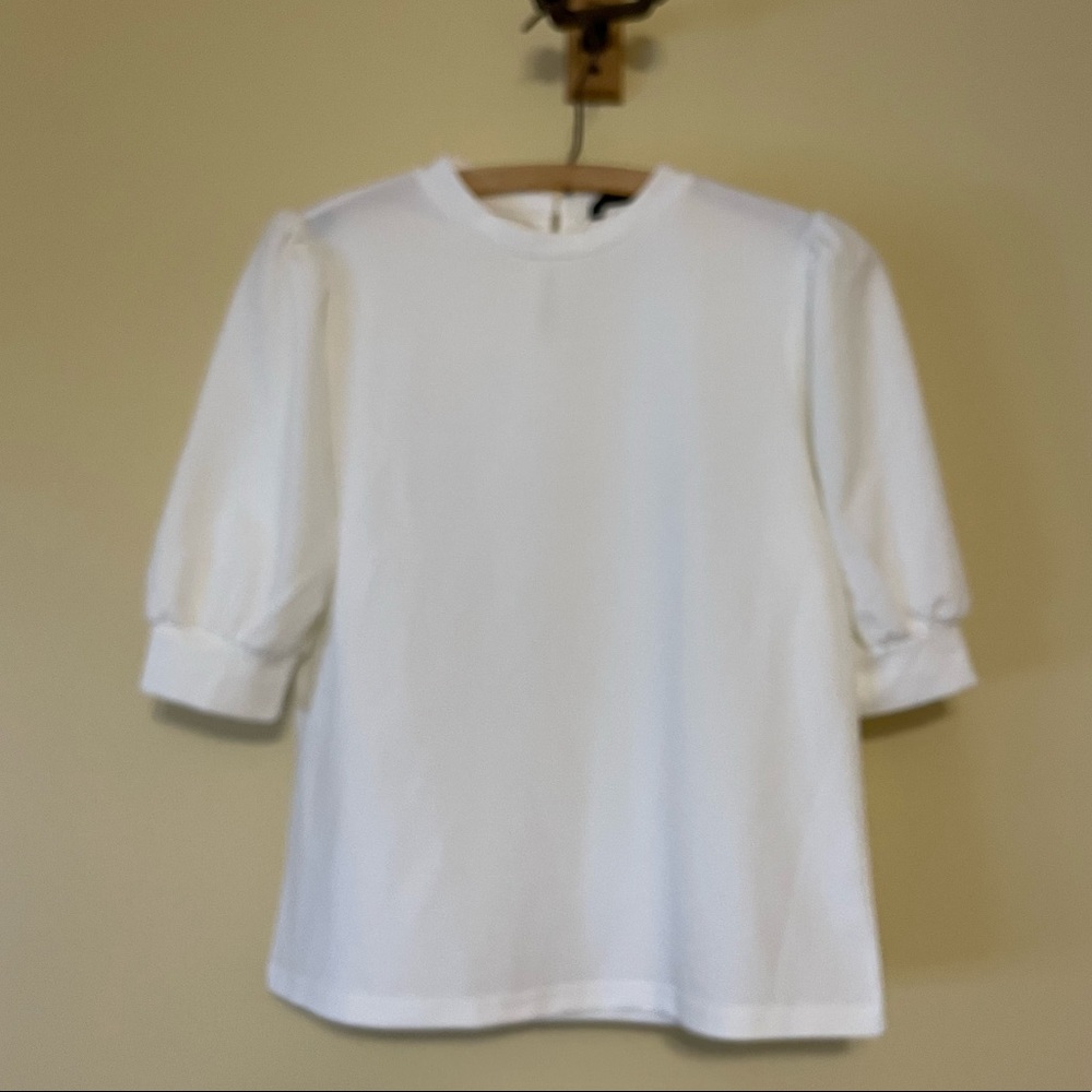 White keyhole back mock-neck puff sleeve top